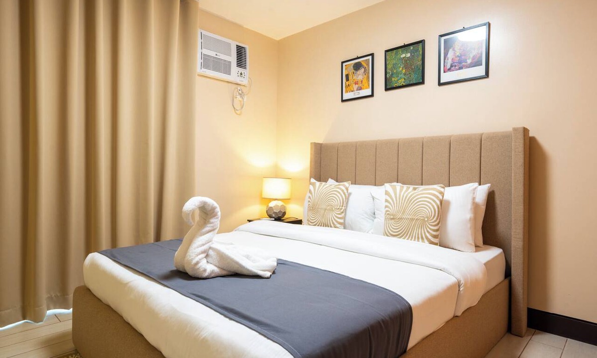 Pinagsama Apartment | Exec 1BR balcony @ Venice Mall Pool & Gym use