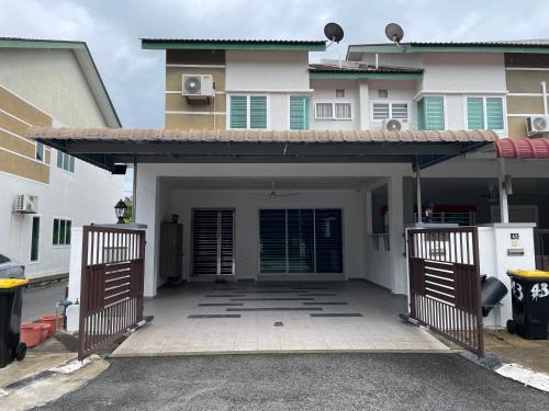 Sitiawan House | Eyu Sweet Home in Sitiawan 10-13 pax free wifi