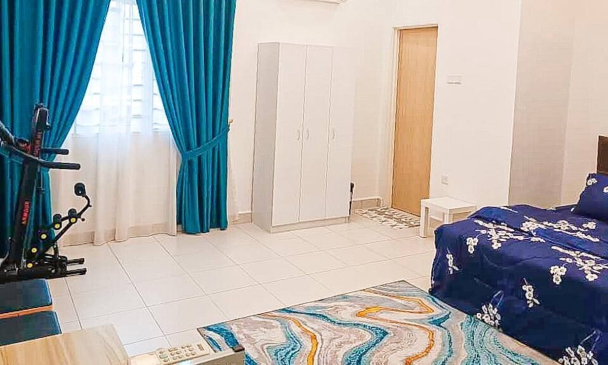 Batu Pahat House | FAMILY Gathering - Sized Corner Lot House with outdoor landscape