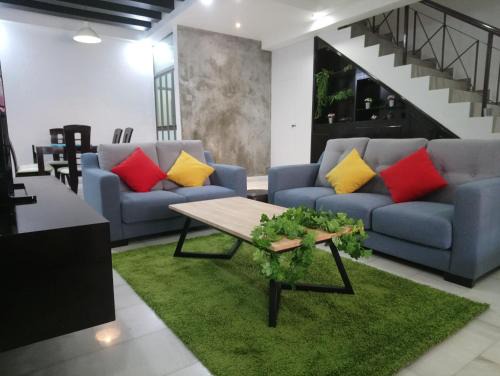 Bukit Indah House | Family Holiday Home Near Legoland & 5mins walk to Aeon 5BR Landed Bukit Indah JB
