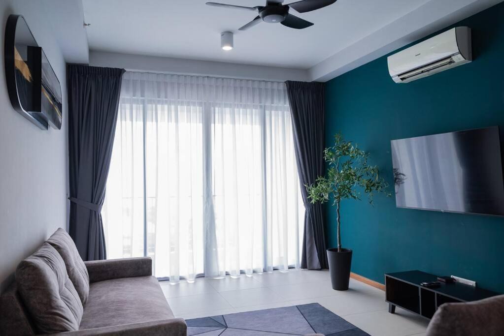 Seri Tanjung Pinang Apartment | Family Seaview Suite with 3 Rooms by The Only Bnb