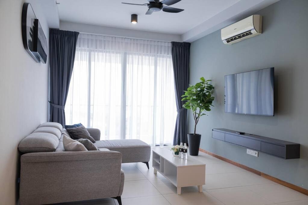 Seri Tanjung Pinang Apartment | Family Seaview Suite with 3 Rooms by The Only Bnb