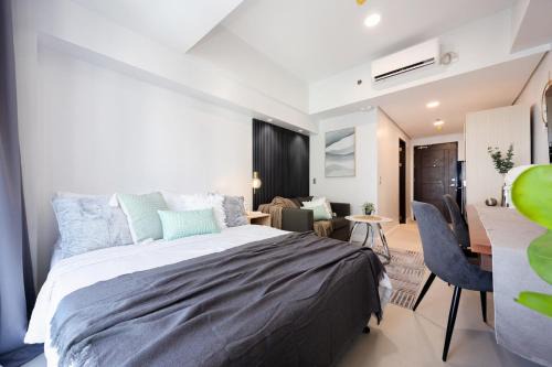 Cebu Apartment | Furnished Studio Rental in Prime Cebu IT Park with Gym, Pool, Fast WiFi and Netflix