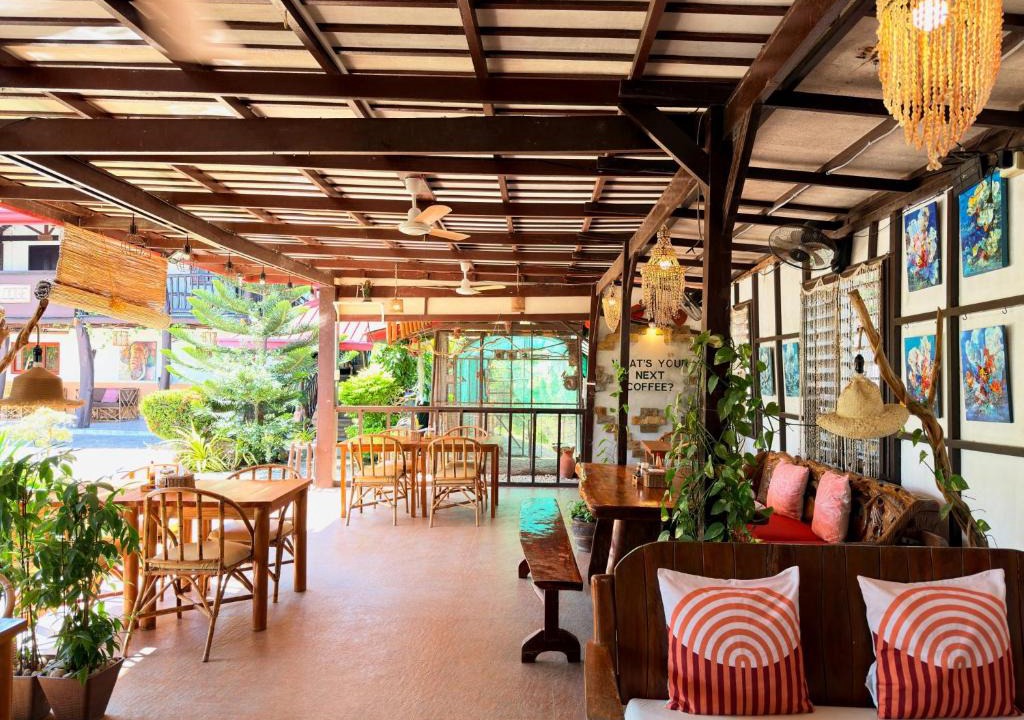 Puerto Galera Bed & Breakfast | Galera Lodge & Cafe