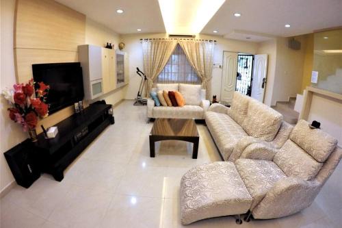 Taman Desa Tebrau House | GoldMary 10pax@TebrauCity/Aeon/Toppen/ikea/JB