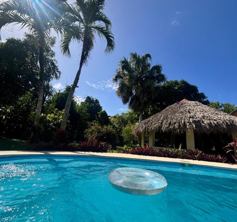 Cabrera Ski Chalet | Guesthouse in tropical villa with gorgeous garden