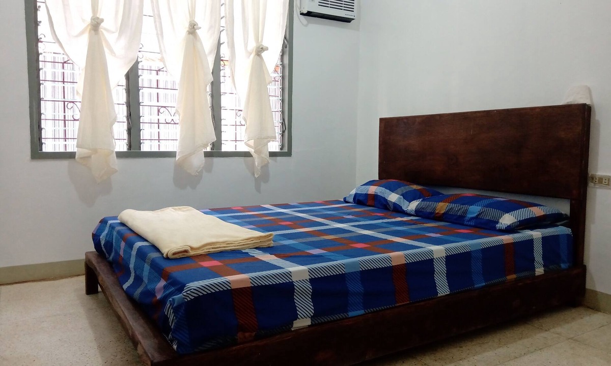 Dauis Hostel | HAPPY HOME along the highway. Near bikini beach 5rooms