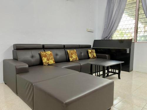 Tanjung Aru House | Home Sweet Home with shared bathroom