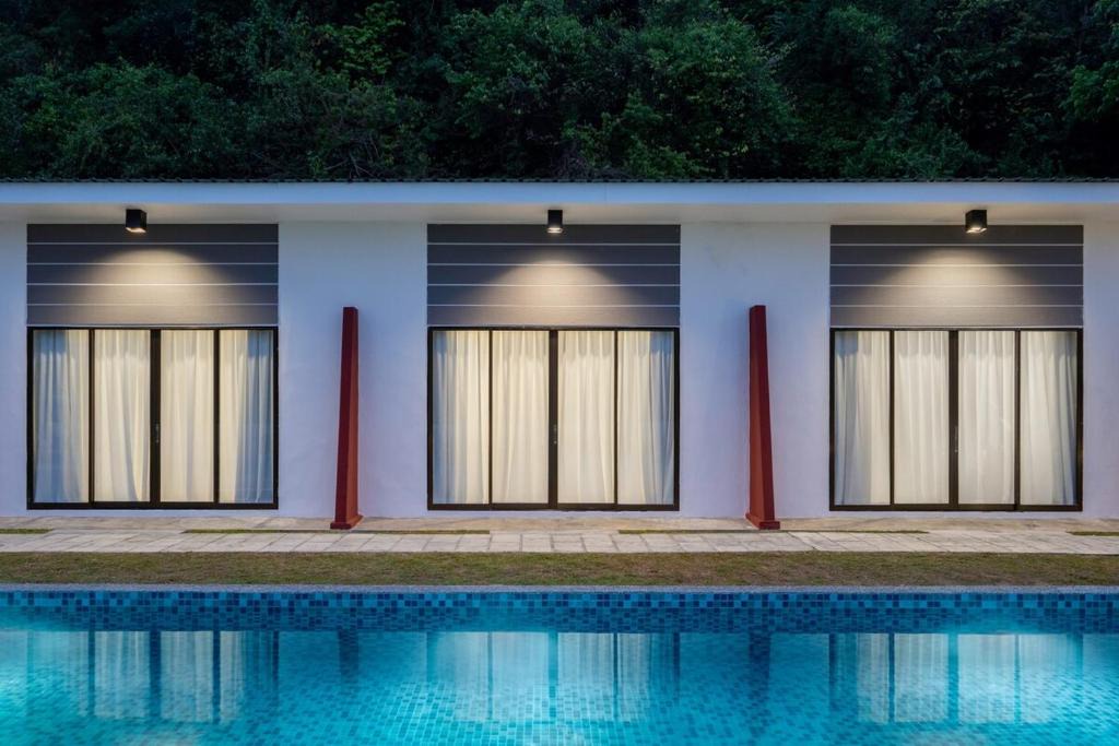 Pantai Tengah Villa | Hornbill Retreat 9BR Near Cenang by Linese Homestay