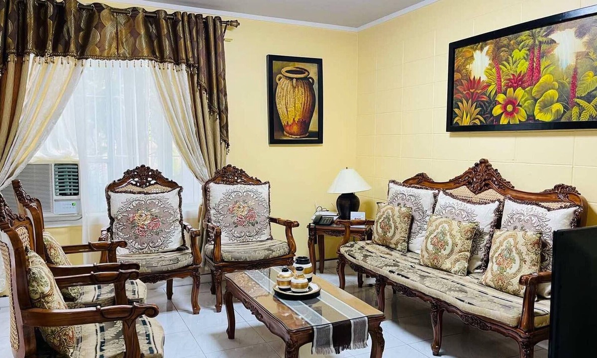 Olongapo House | House w/ 3 Bedrooms And 3 Baths - Free Parking.