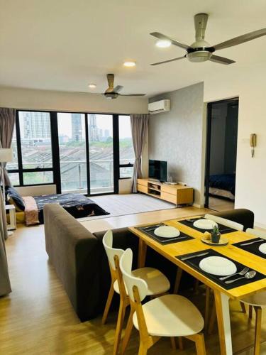 Usj 1 Apartment | Huge City View balcony - Netflix