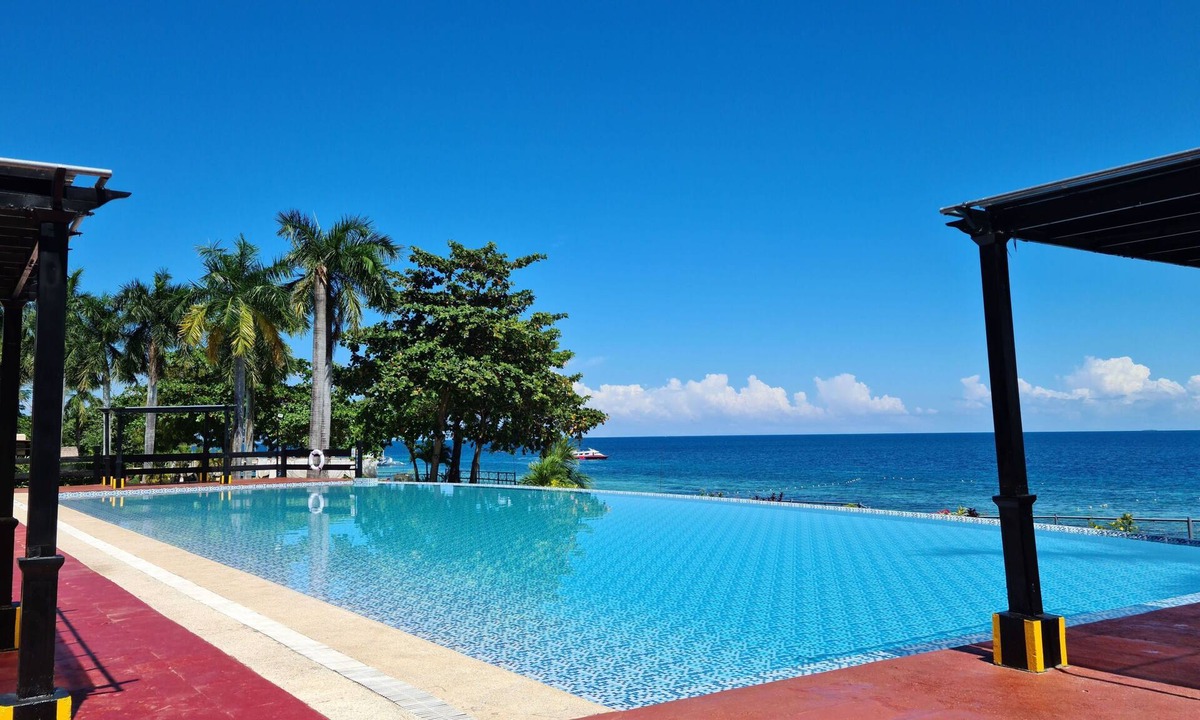 Lapu-Lapu Apartment | Huge Lux. 2 BR Condo (100 SQM) 2 pools - Beach, Sea-views, Gym, Tours available