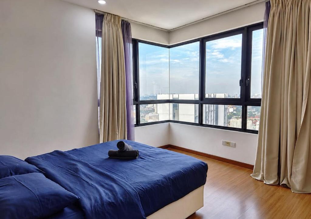 Shah Alam Apartment | I-Suite, I-City Shah Alam 2R2B # Free Wifi , Parking, High Floor, Stay up to 6 Pax by The Treez Suites