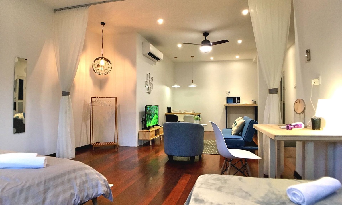 Downtown George Town House | iBook7 - 2 Bedroom Gurney Studio Suite by iBook Homestay