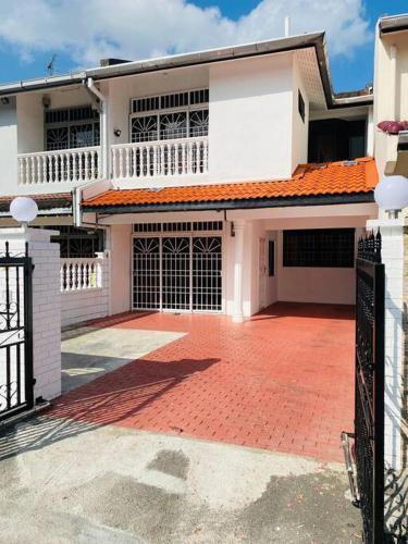 Taman Johor Jaya House | Johor Lovy Ros Homestay/12pax/Wifi/IKea Jusco