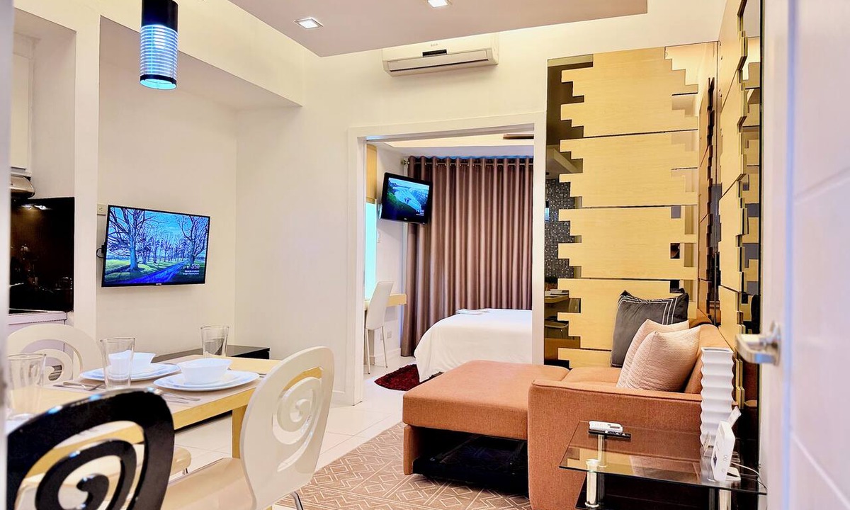 Legazpi Village Condo | KL Tower - Parkview Spacious 1BR w/Balcony near Greenbelt Mall Makati City