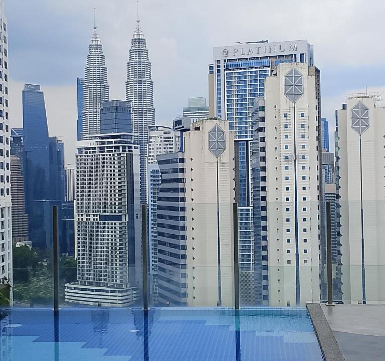 Kuala Lumpur City Centre Apartment | Kualalampur rooftop pool petronas twin tower view majestic residence