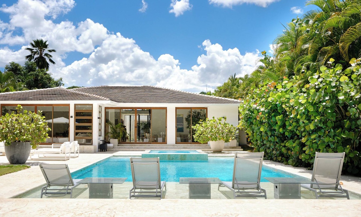 Los Lagos Villa | La Caranta - Fully Staffed 5-Suites Villa, Near the Beach with Pool & Jacuzzi