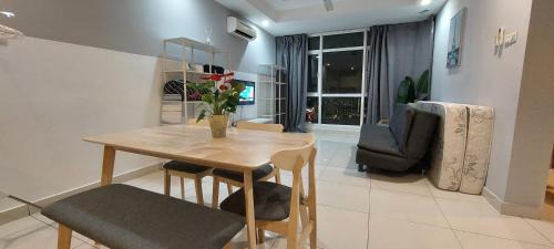 Bandar Tun Razak Apartment | Lamandaz Homestay at Central Residence SG Besi Near MRT and TBS with 2 bedrooms