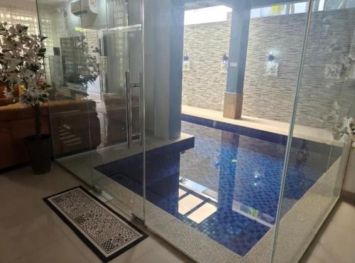 Tebrau House | Lana Homestay Indoor pool with jacuzzi