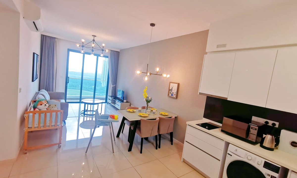 Medini Apartment | Legoland-Hapi Moon Light Families Space-2B2R-8pax Nice Pool Garden View @ Elysia