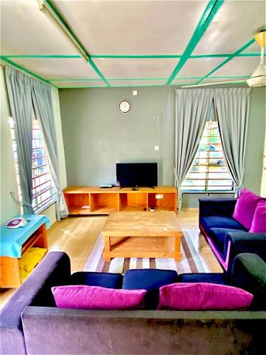 Kampung Seberang Takir House | Lily Homestay - The House of Pallet