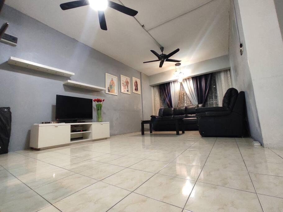 Kuala Lumpur Apartment | Lovely 3-bedroom apartment with free car park