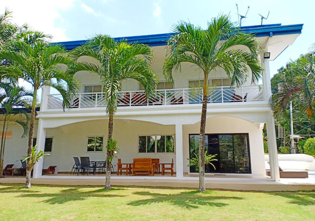 San Pedro Villa | Luxury Villa with Pool in Tropical Garden