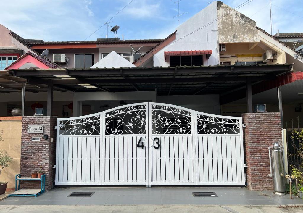 Muar House | M Guest House2 15 Pax Muar Home-5 Bedrooms-9 Beds-3 Baths
