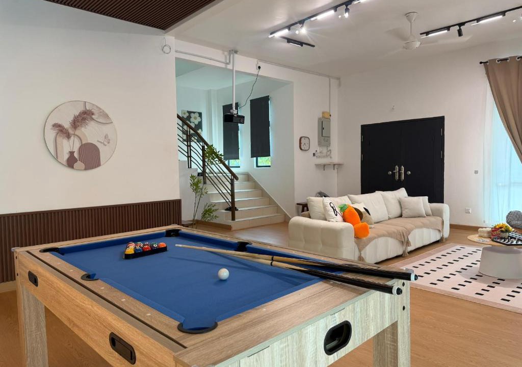 Jasin Villa | Malacca ayer keroh villa 2storey ,16pax ktv pool & pool table melaka