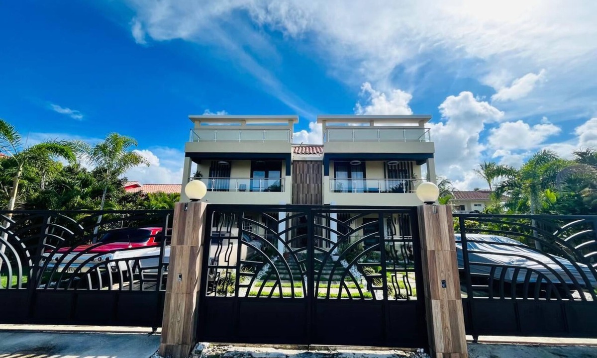 Bavaro House | Marvelous 9-bedroom house with AC in sunny Punta Cana