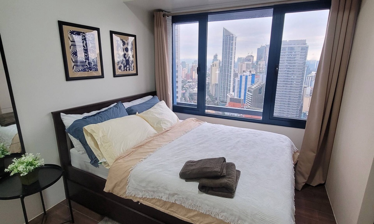 Legazpi Village Condo | Modern Asian themed Condo w/View Near Airport & Sky Way - 1