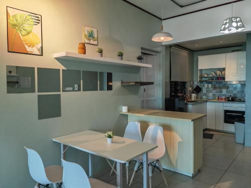 Kampung Masjid Timah Apartment | Modern Comfy Suite Room-9Pax