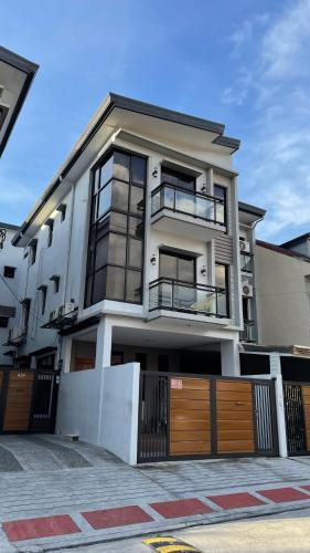 Diliman House | Modern Eclectic Townhouse in Diliman Quezon City