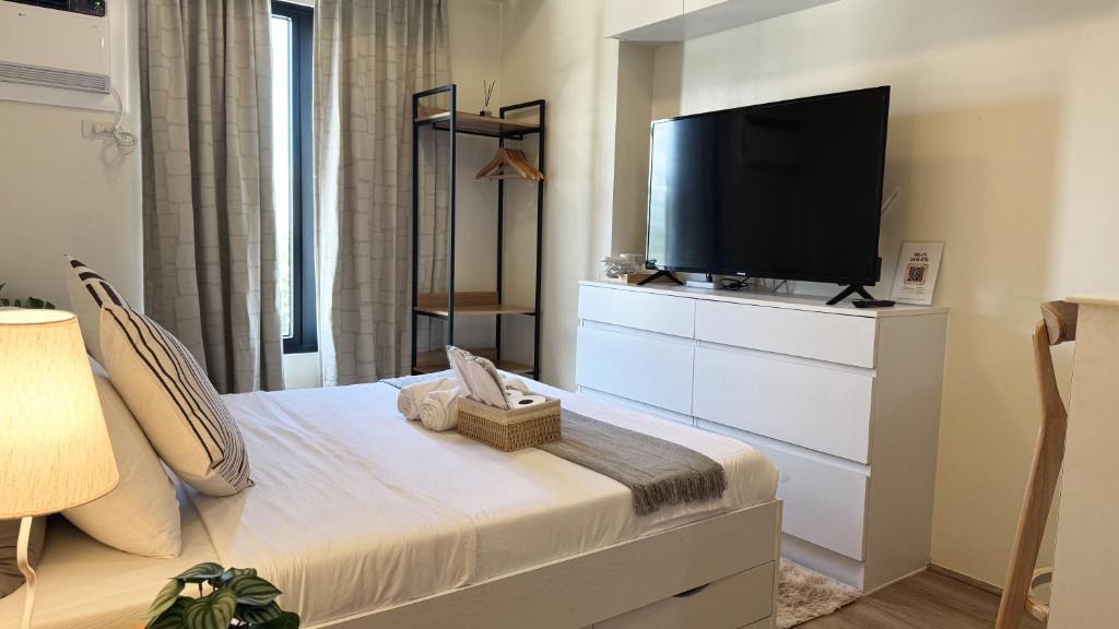 Lahug Apartment | Modern Studio Near IT Park with Pool & Fast WiFi - The Median