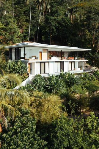 Laurel Bed & Breakfast | Narra Hill Tagaytay