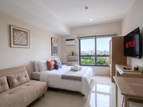 Bakilid Apartment | New Cozy STUDIO, walk to SM Mall, Pool, WiFi