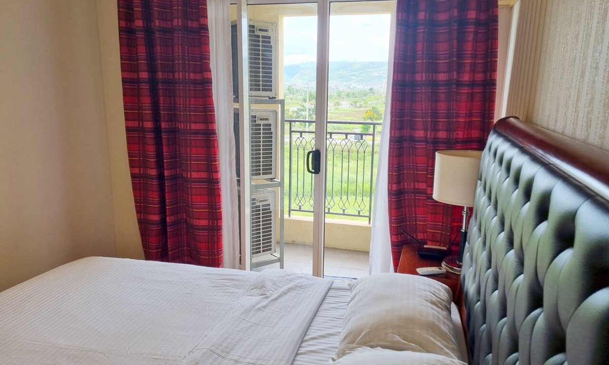Cebu Condo | New Lux. 2 BR-condo near SM Seaside Mall - Huge Pools, Gym, Tours, Netflix