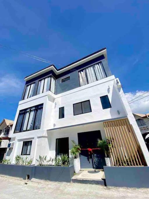 Suba Basbas Apartment | NEW Modern Suite near Beach & Airport