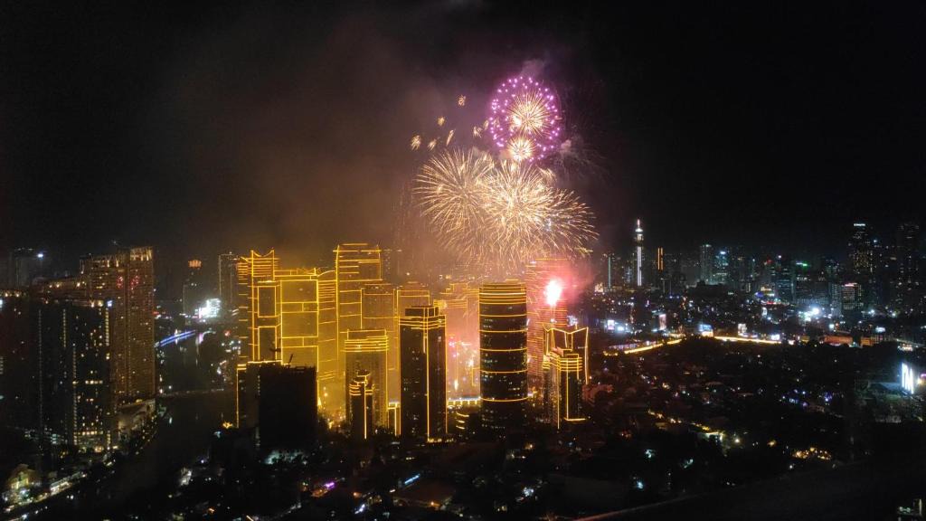 Downtown Apartment | Newly Interiored 1 Bedroom with Balcony, City, Manila Bay and Sunset View with Netflix, Free Access to Infinity Pool, Gym, Sauna