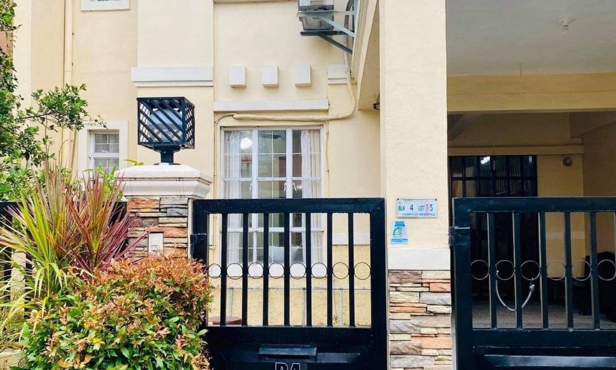 Bacoor City House | *Newly Renovated - 4BR AC, WIFI - Near Alabang