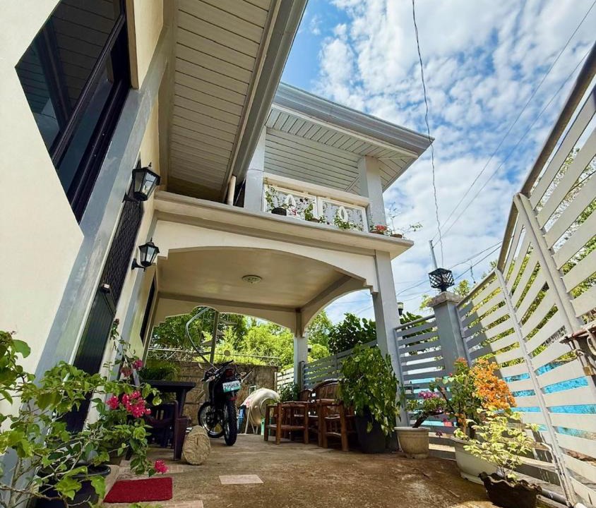 Culaba House | Nimrod's Cafe - Airconditioned Queen Beds with Starlink Wi-Fi