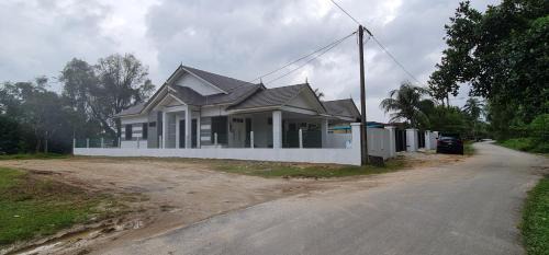 Kampung Telaga Papan House | OLIA MEDINA KERTEH 4 BILIK HOMESTaY