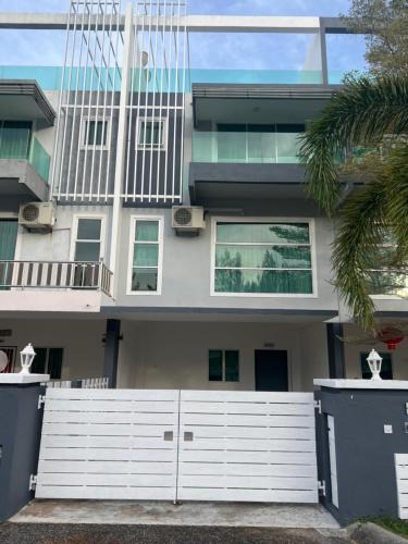 Lumut House | Omari II - Tiara Bay Marina Island Lumut Homestay