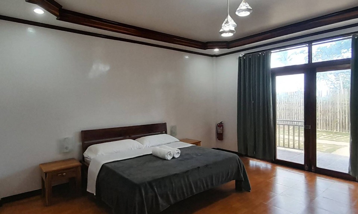 Catangnan Resort | One King Size Bed + Amenities