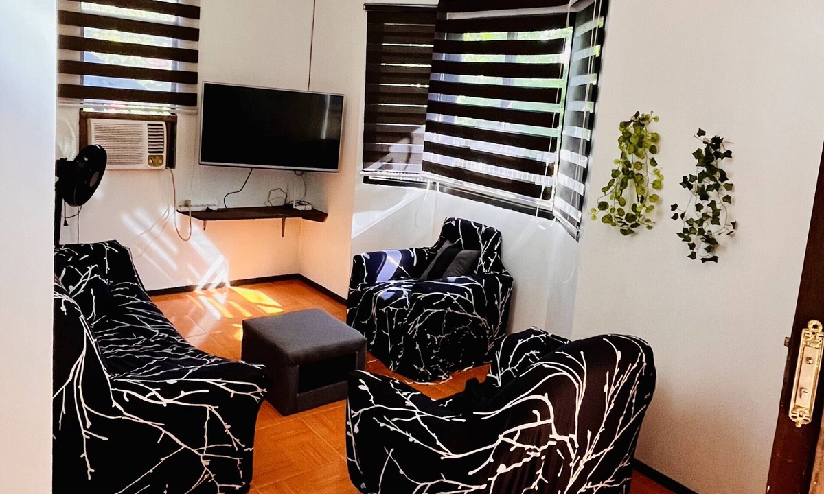 Puerto Galera House | Palm House! 1min from the beach! 5min to White Beach! w/AC