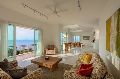 Batu Ferringhi House | Panoramic Seaview Holiday Home - Batu Ferringhi