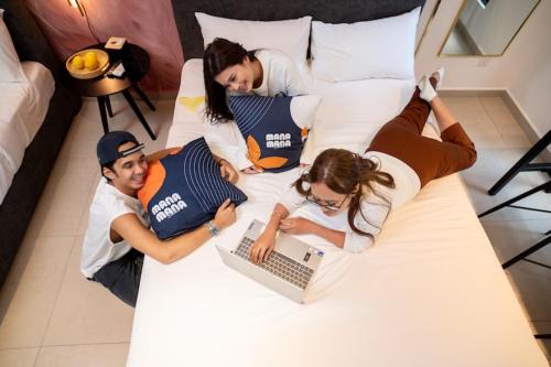 Sungai Penchala Apartment | Paxtonz Urban Luxe Walk to Mall! Free WiFi & Pool
