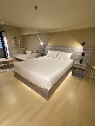 Wack-Wack Greenhills Apartment | Penthouse Loft Unit with Balcony 3309 AMA Tower