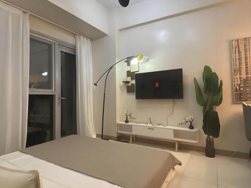 Tambo Apartment | Playful 1BR With Magnificant Bayview Garden View Near Okada Solaire Aiports with Free Parking